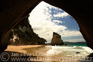 Novy-Zeland-Coromandel-Cathedral-Cove.jp