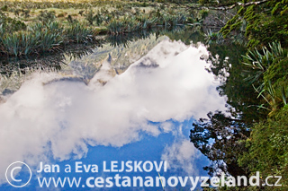 Novy-Zeland-Fiordland-Milford-Road-Mirro