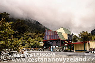 Novy-Zeland-Franz-Josef-village.jpg