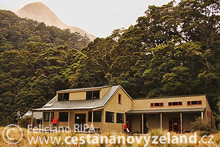 Novy-Zeland-Kepler-Track-Iris-Burn-Hut.j