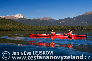 Novy-Zeland-Manapouri-kajakovani-na-jeze
