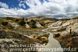 Novy-Zeland-St-Bathans-track-okolo-Blue-