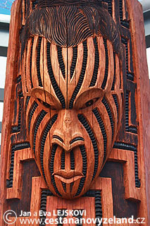 Novy-Zeland-maorska-drevorezba.jpg