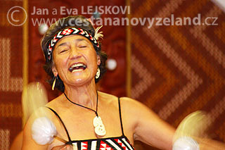 Novy-Zeland-maorska-zena-a-tanec-s-poi.j