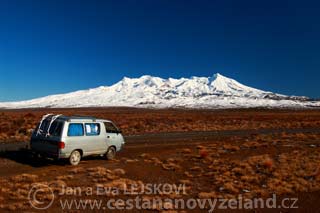 Novy-Zeland-snehem-pokryty-vulkan-Ruapeh